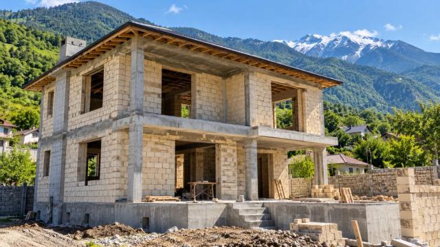 Şimal kəndində dağların fonunda tikilən ikimərtəbəli daş ev