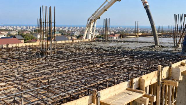 Qəlib üzərində döşəmə plitəsinin armatur toru və beton nasosu