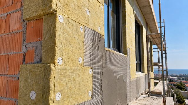 Daş divara dübellərlə bərkidilmiş daş yunu izolyasiya lövhələri və tor