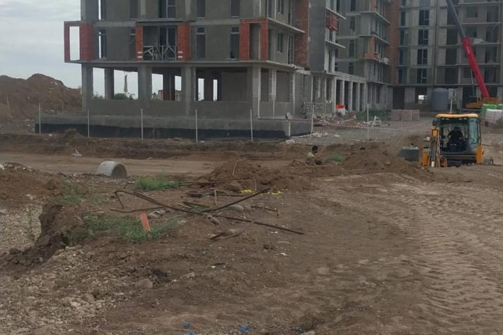 Tikinti sahəsinin ümumi görünüşü — karkas mərhələsindəki binalar və planlaşdırılmış ərazi