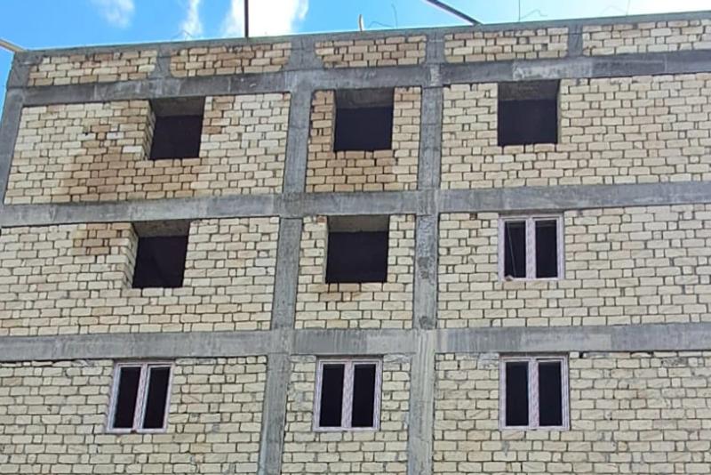 Fasad detalı — hörgü, dəmir-beton rigel və aşağı mərtəbələrdə quraşdırılmış pəncərələr