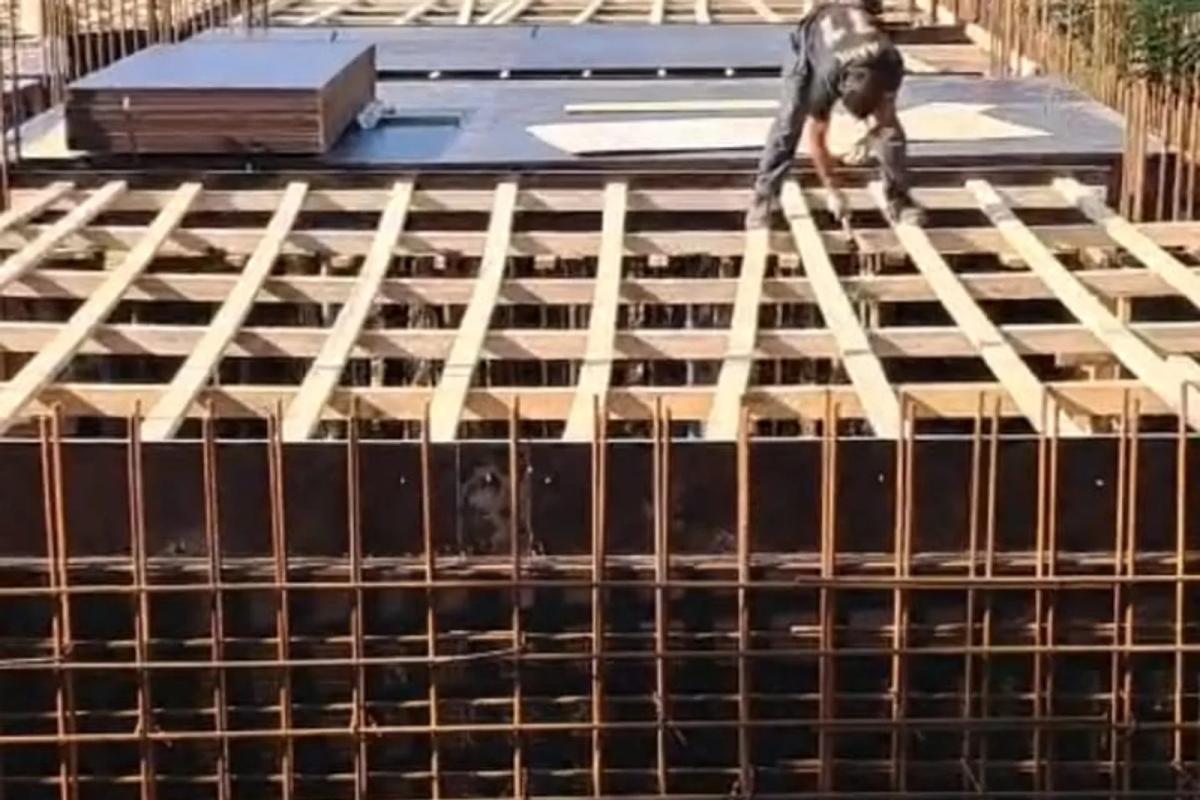 Çoxmərtəbəli yaşayış binasının tikintisi — örtük tavasının taxta qəlibi və dəmir-beton karkasın armaturlanması