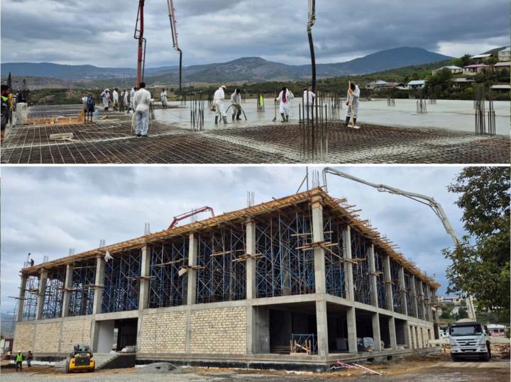 Xankəndidə döşəmə armaturunun hörülməsi və beton tökülməsi; aşağıda iskele qurulmuş dördmərtəbəli bina