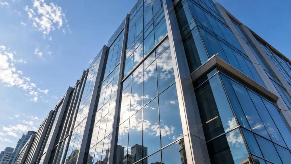 Bakıda müasir ofis binasının şüşə vitraj fasadı