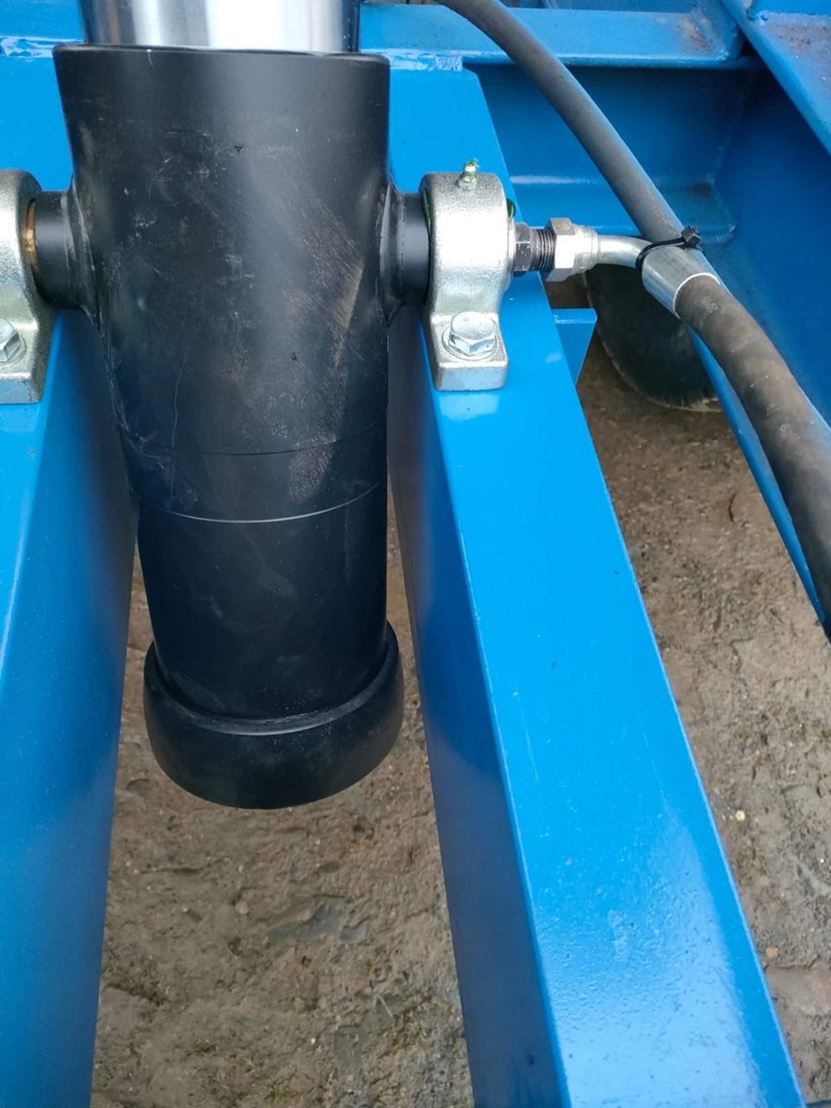 New hydraulic tipping ram mounted on the new blue chassis
