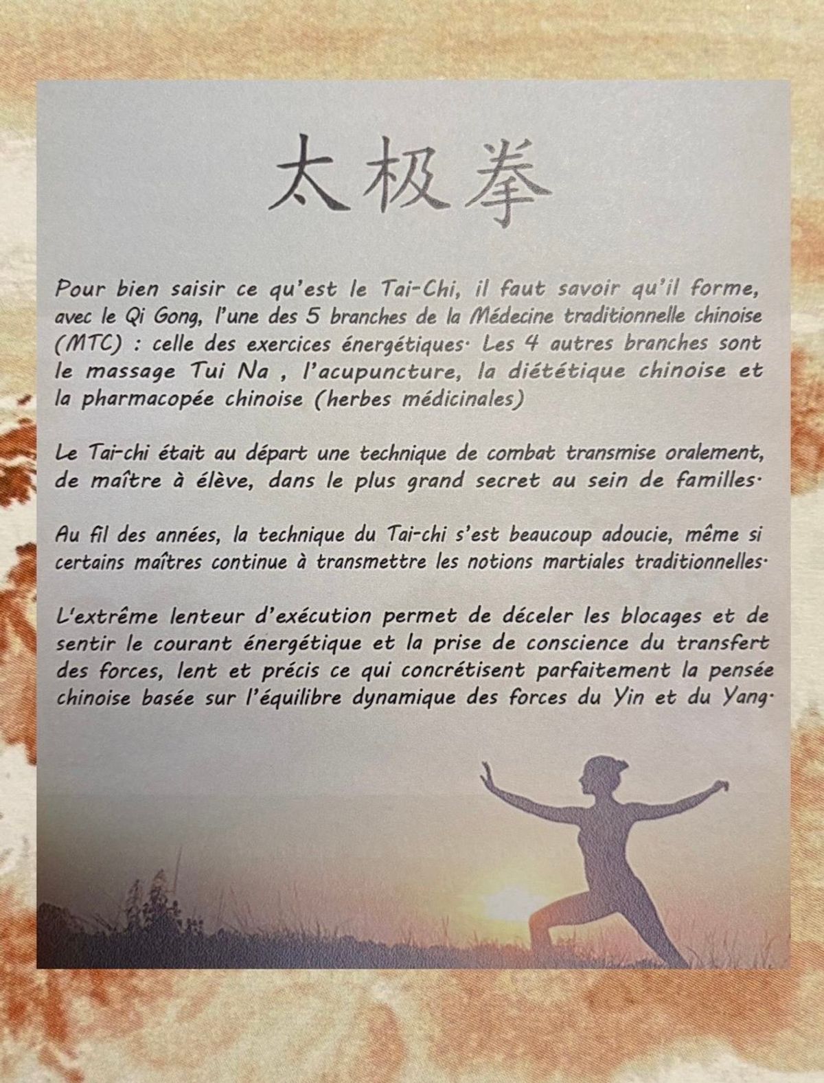 femme dans la nature pratiquant le tai chi chuan