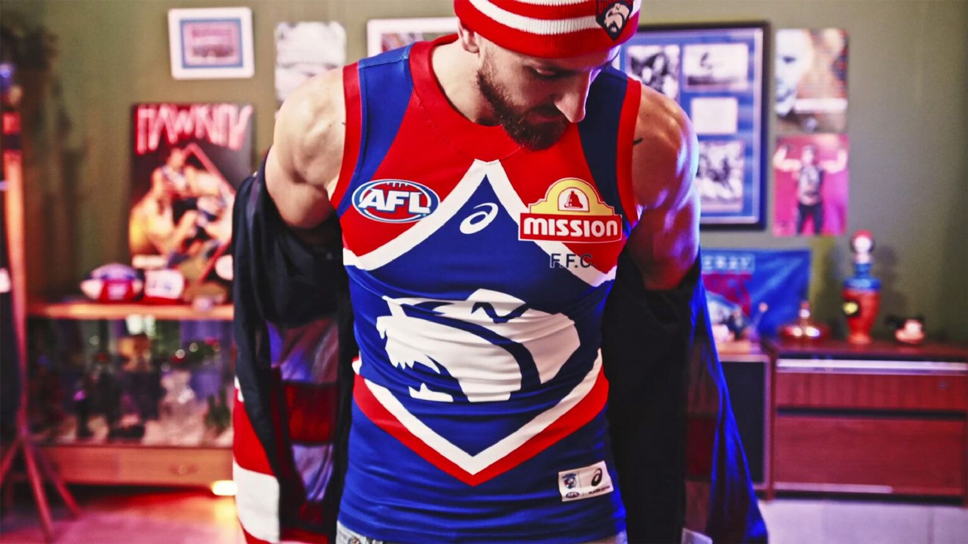 AFL player in a bulldogs jersey