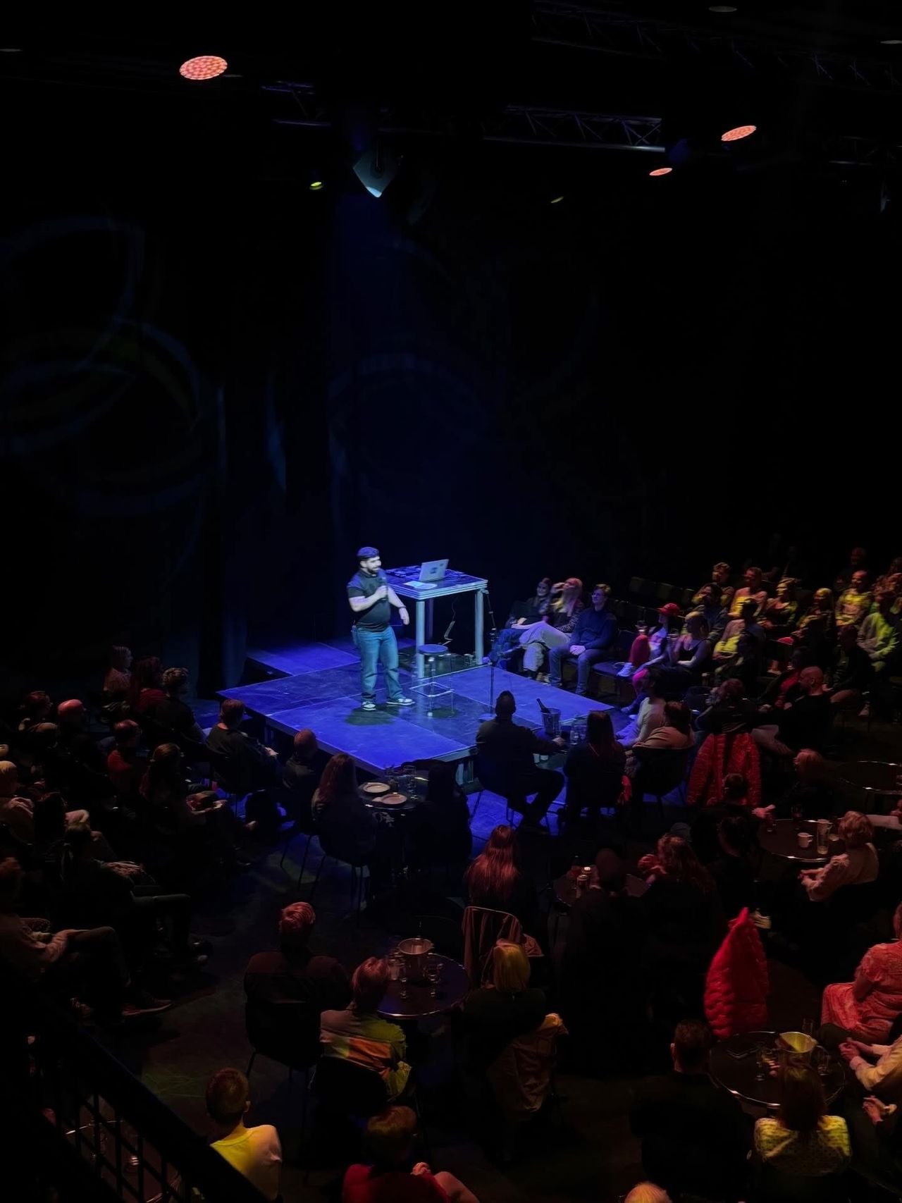 Hama Safir esiintymässä stand up -illassa Helsingissä yli 200 hengen yleisölle.