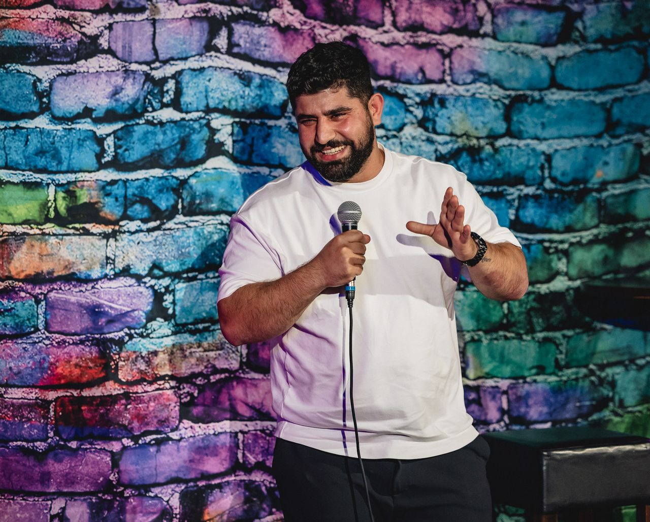 Hama Safir lavalla esiintymässä Comedy Mayhemissä