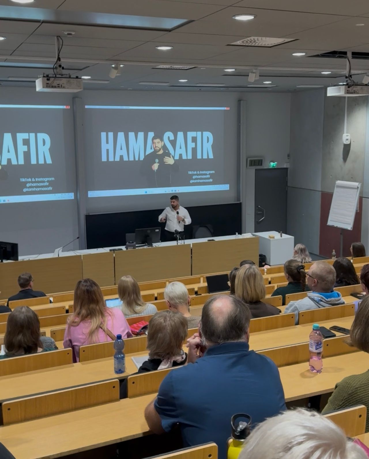 Hama Safir puhumassa yleisölle auditoriossa