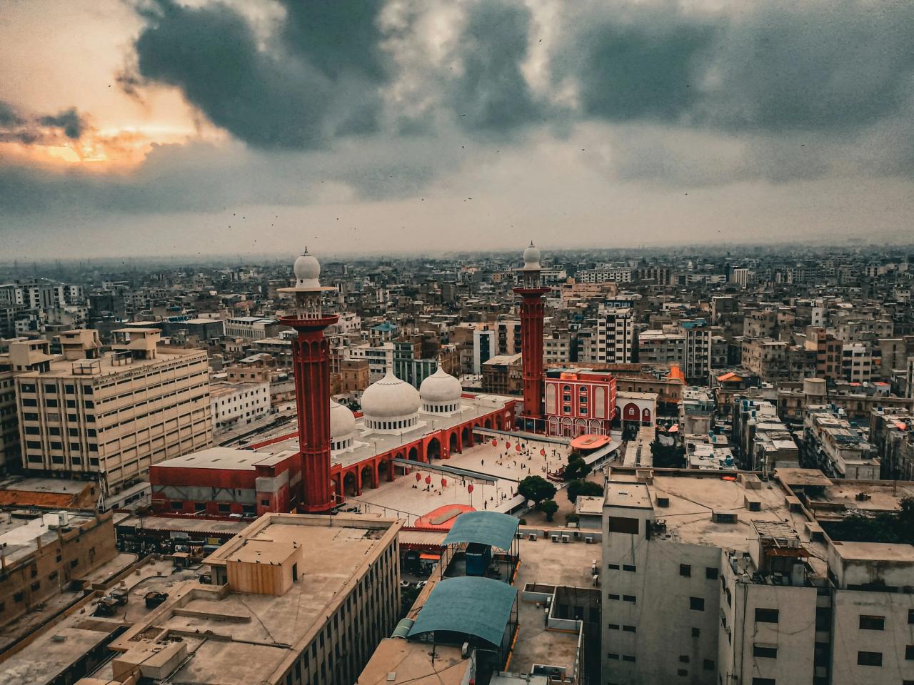 A view over central Karachi near M.A. Jinnah Road and Bolton Market, with the minarets of New Memon Masjid.