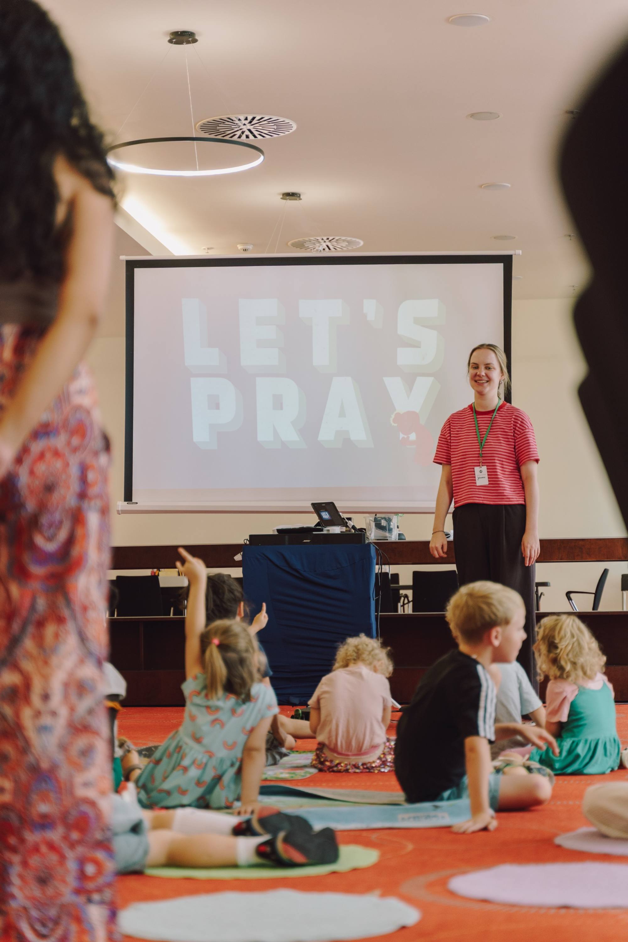 Kids praying together at Mosaik
