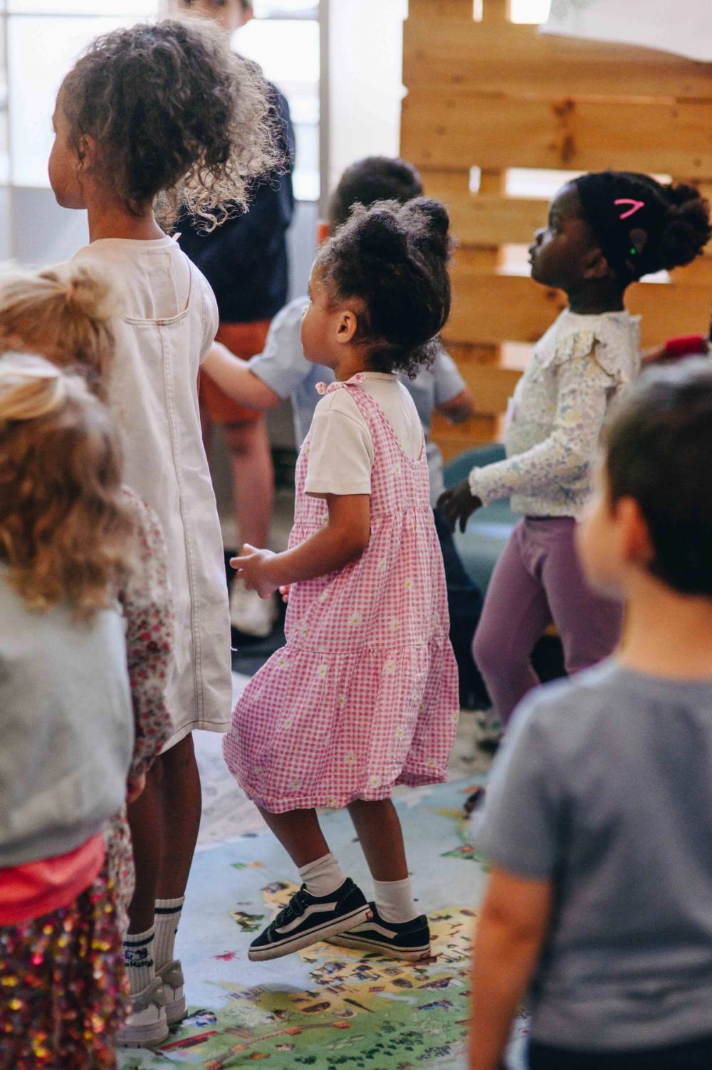 Kids worshipping at Mosaik
