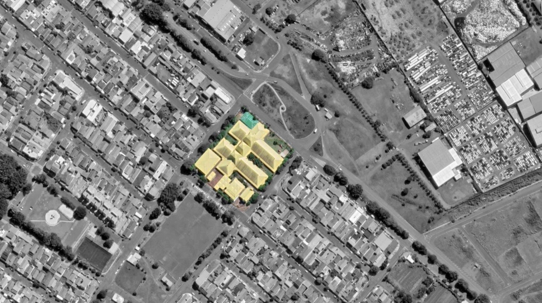 a ampla quadra ocupada pela escola situa-se num importante ponto de conexão dos bairros adjacentes com as demais áreas da cidade