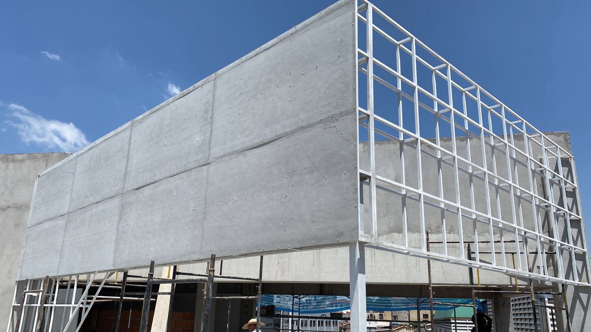 A estrutura metálica foi projetada e construída para ser revestida com as placas cimentícias que deram a forma sobre a qual foi aplicada a textura na cor de um concreto negro