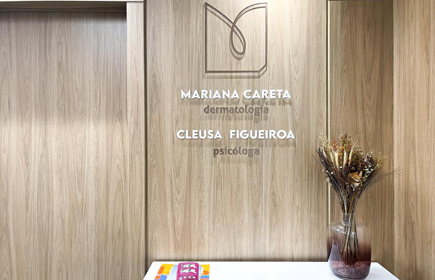 painel de madeira com logotipo