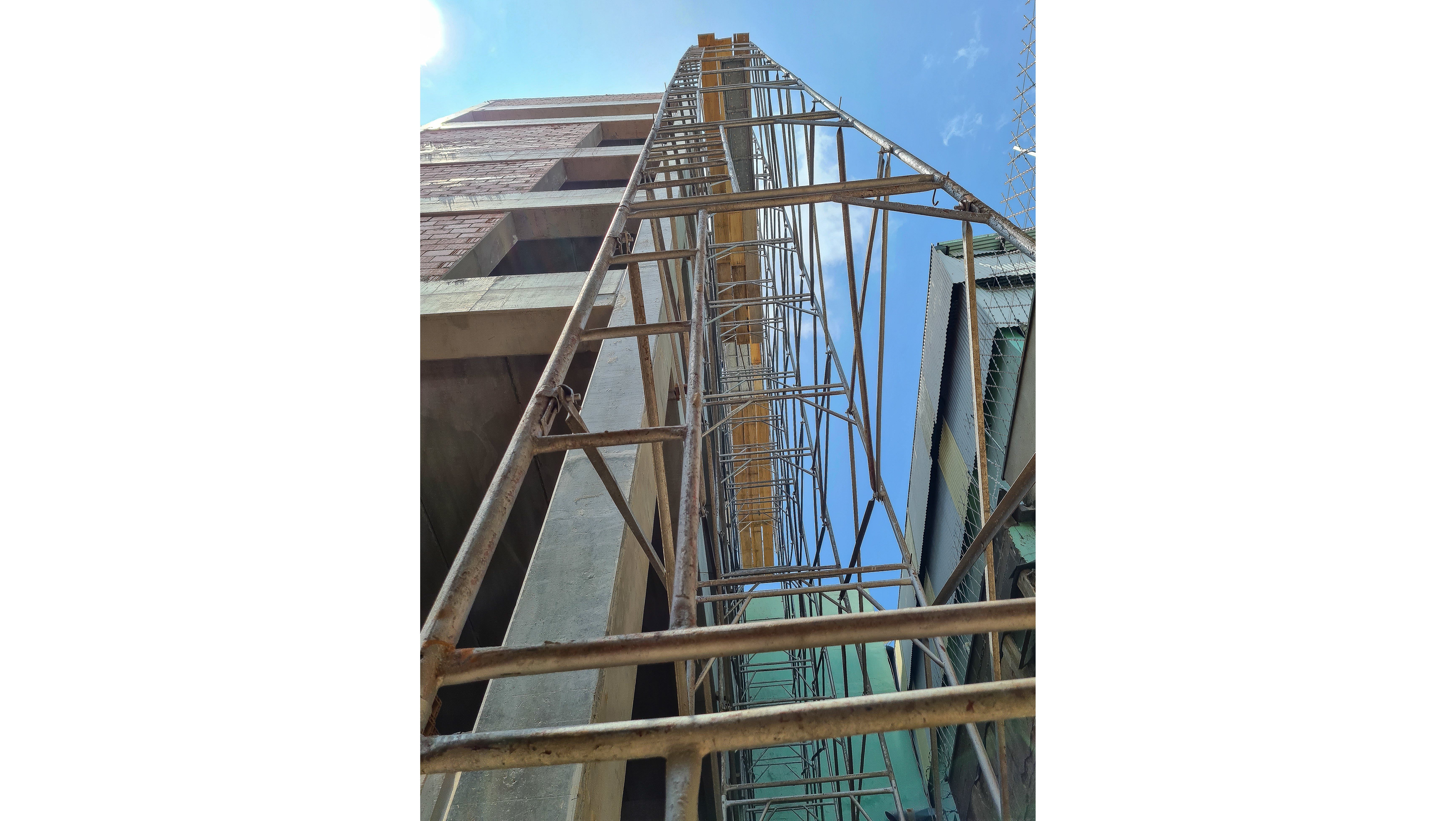 Dentre tantos outros, um dos consideráveis desafios da execução de uma obra desse porte, e num contexto urbano adensado como o da região central de Jundiaí, foi a realização das faces externas do edifício