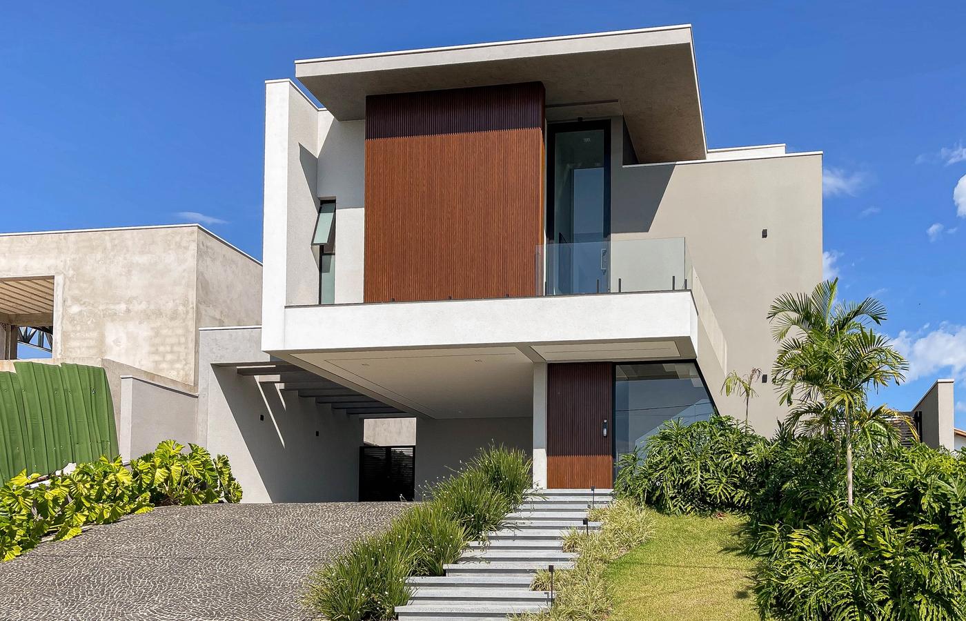 a casa está implantada numa cota mais alta do terreno