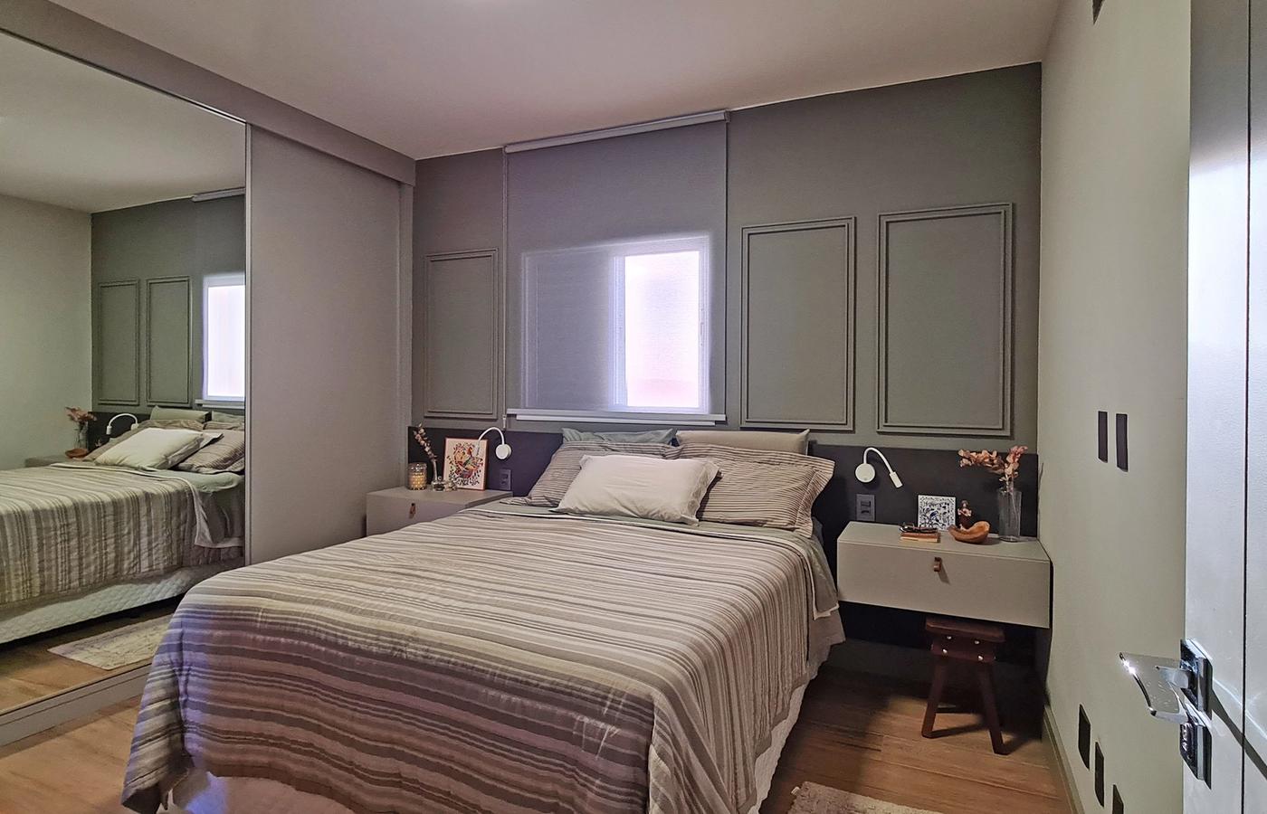 suíte com a cama abaixo da janela
