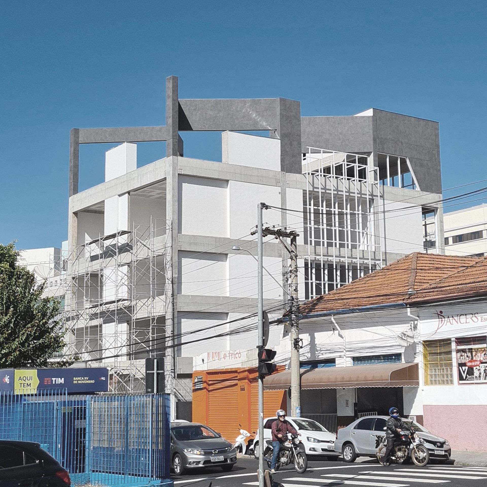 O edifício tomando forma no contexto urbano das imediações da área central da cidade