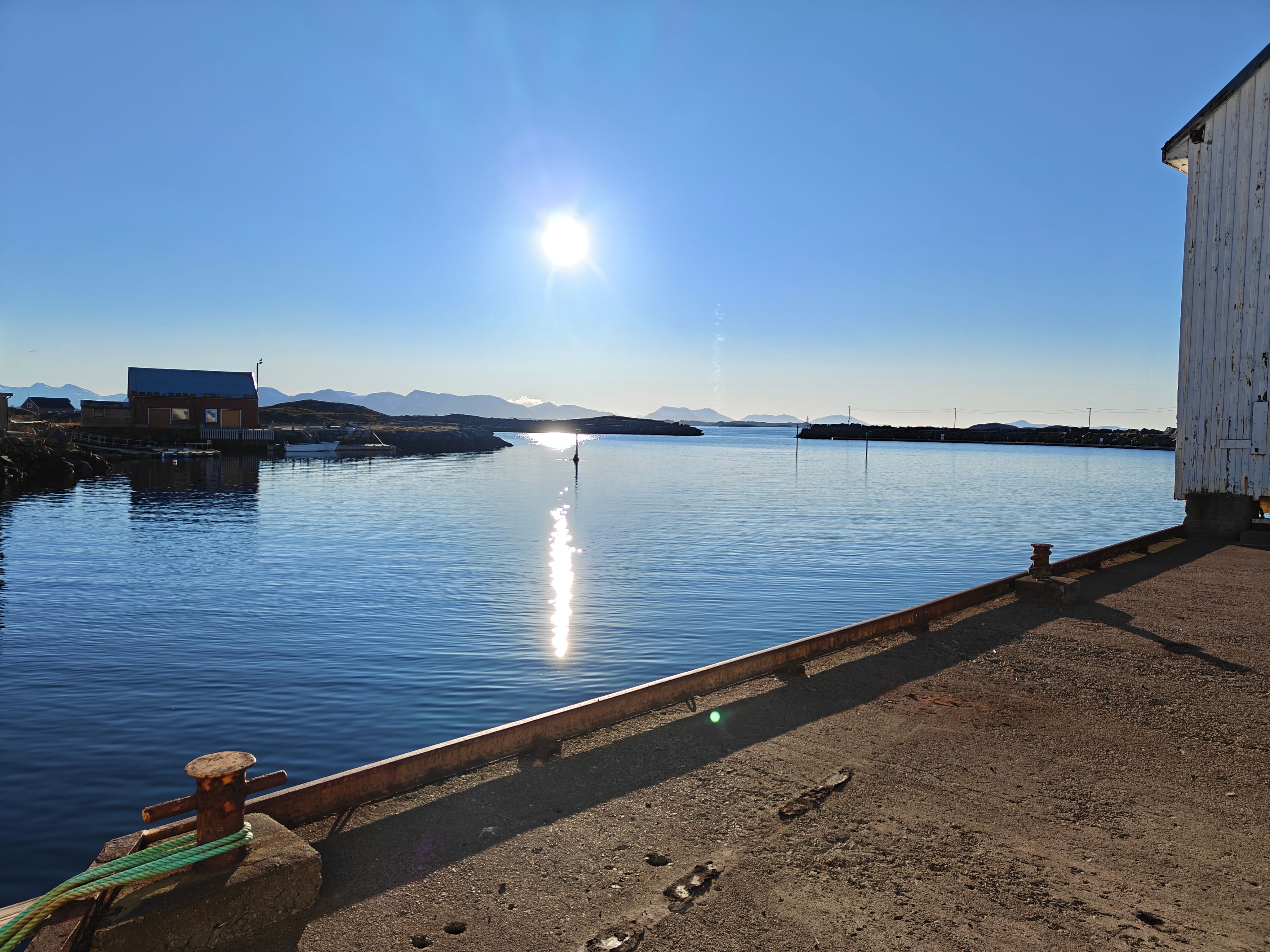 Bud sauna bildet over Bud havn og molo