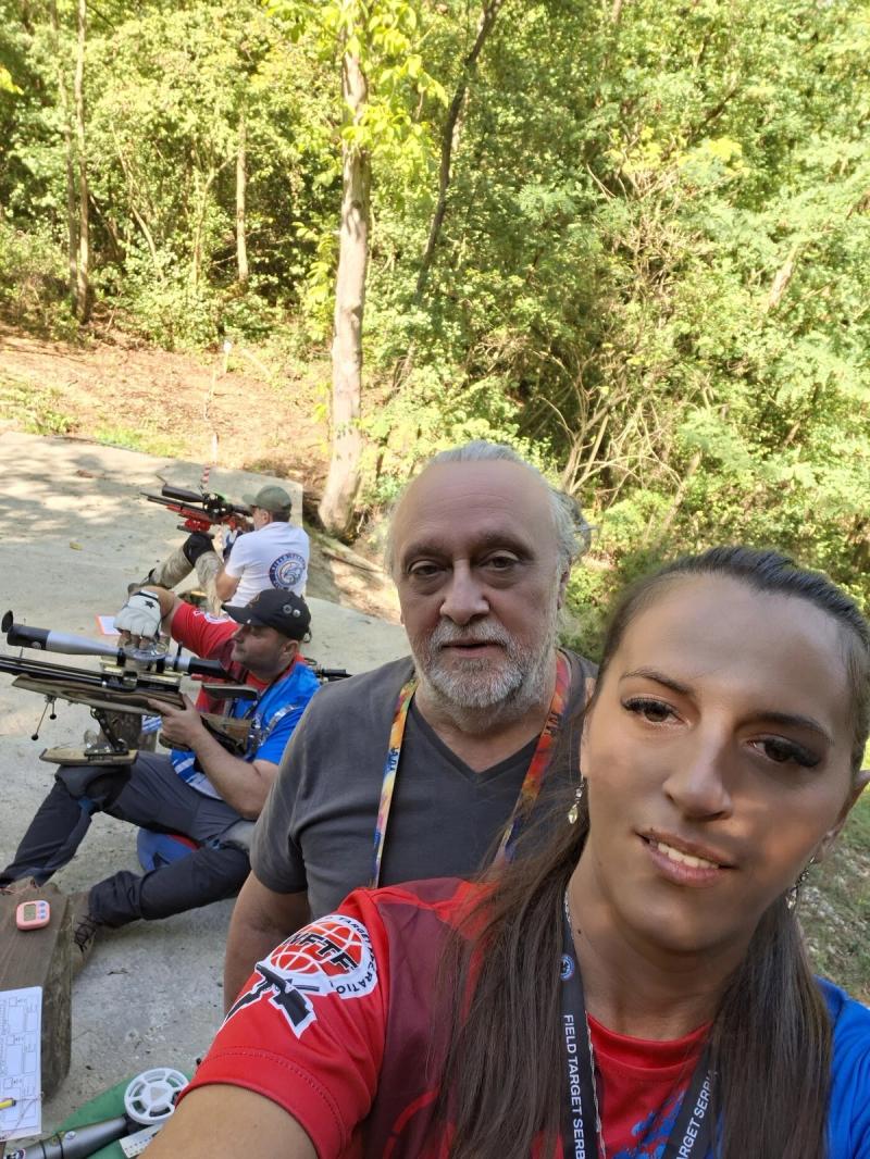 Takmičari se slikaju na stajalištu uz potok