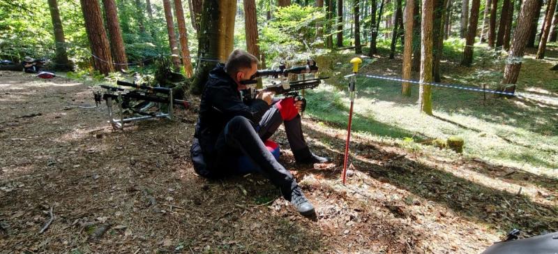 Takmičar u sedećem položaju na šumskoj stazi Monte Caloria