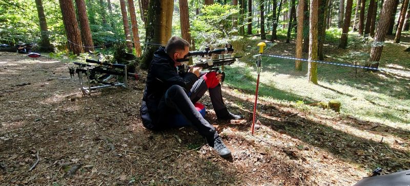 Takmičar u sedećem položaju na šumskoj stazi Monte Caloria