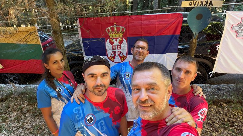 Srpska ekipa ispred zastave Srbije na stazi u Italiji