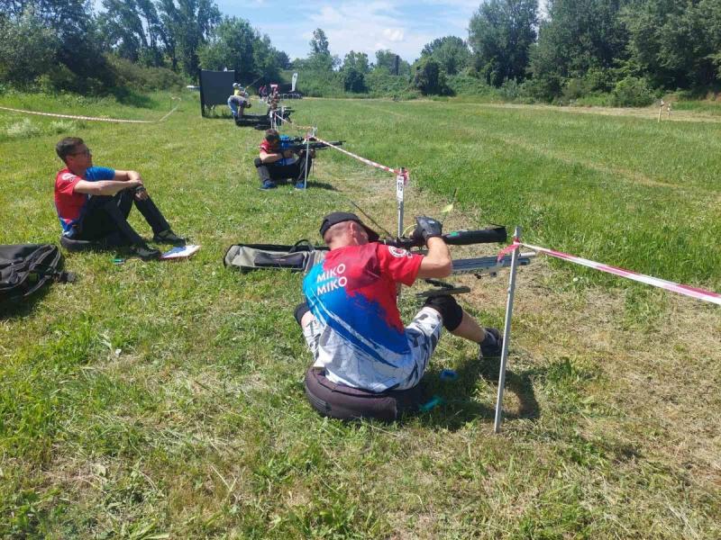 Takmičar na stajalištu, u pozadini cela staza