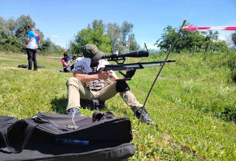 Takmičar nišani sa stajališta, u pozadini drugi takmičari