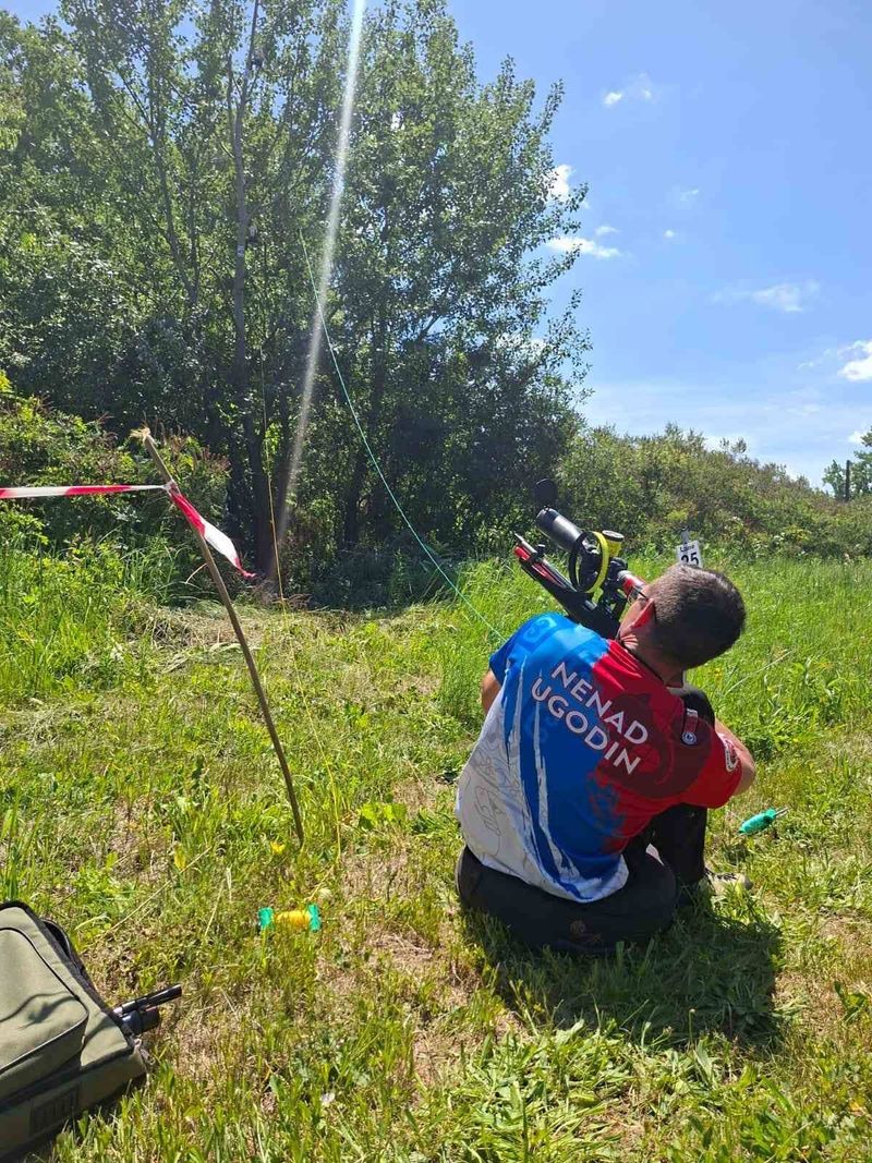 Nenad Ugodin gađa metu visoko u krošnji drveta