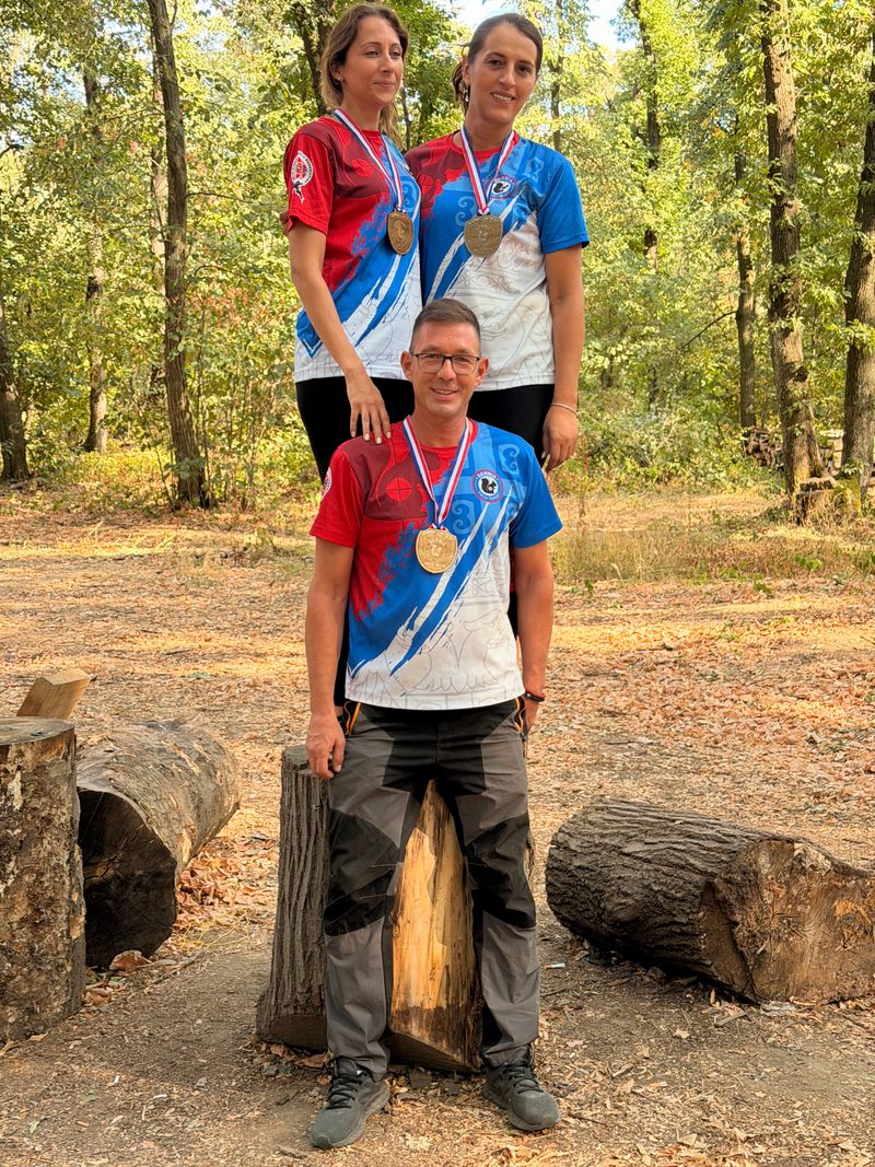 Pobednici takmičenja sa medaljama na postolju od panjeva