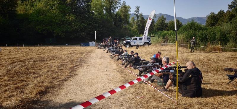 Streljačka linija sa takmičarima pre starta