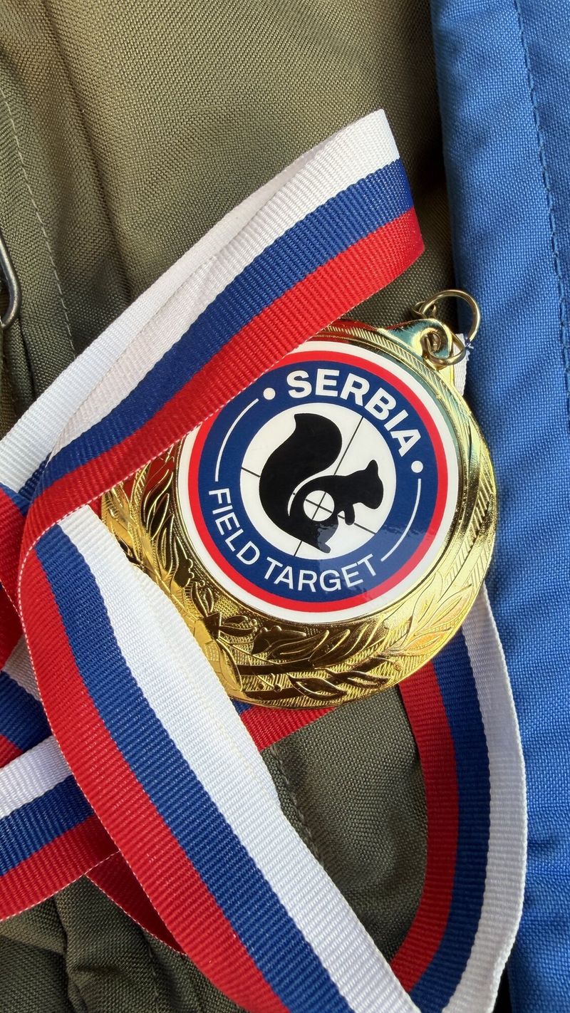 Medalja Serbia Field Target na traci u bojama zastave Srbije