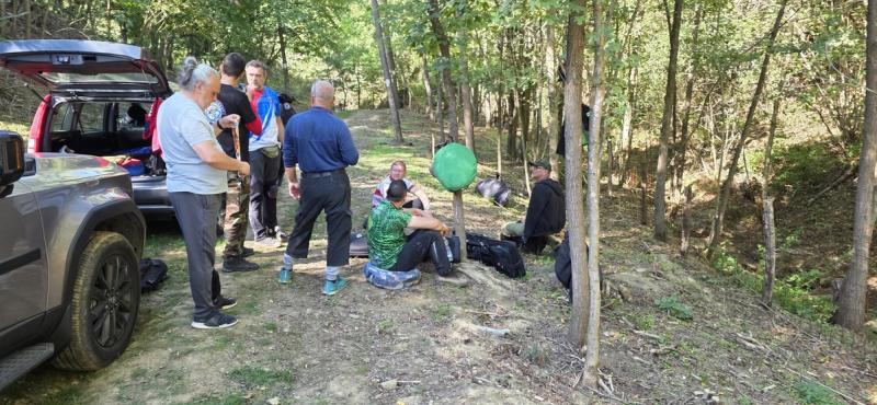 Takmičari se okupljaju na početku staze prvog takmičarskog dana