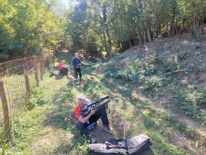 Stajališta niz padinu uz ogradu