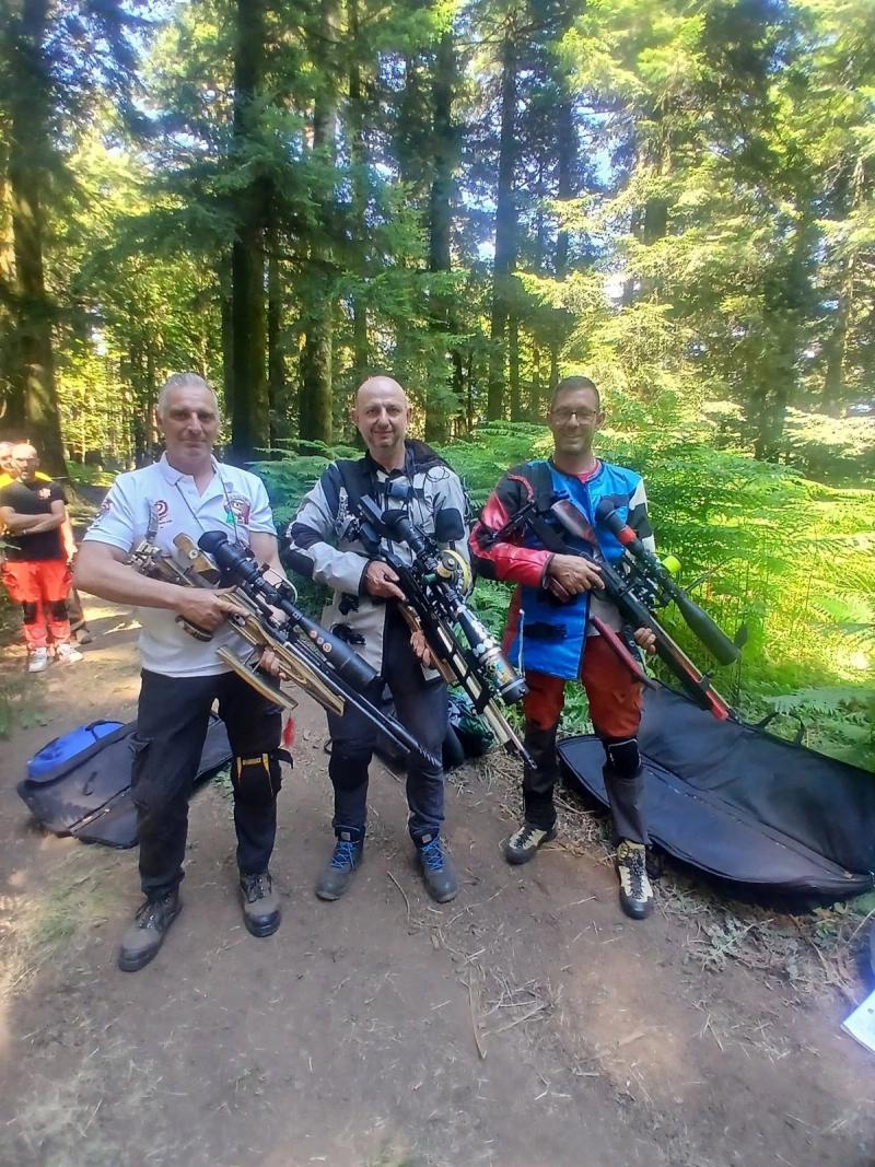Tri takmičara sa PCP puškama na šumskoj stazi