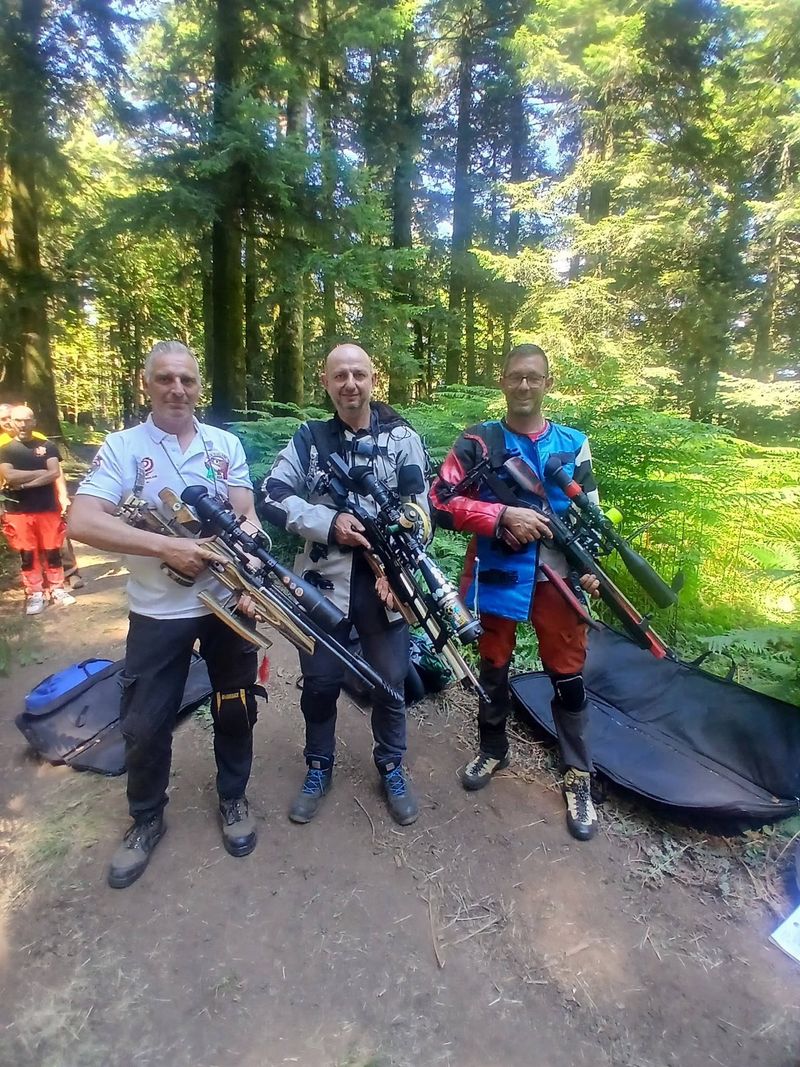 Tri takmičara sa PCP puškama na šumskoj stazi