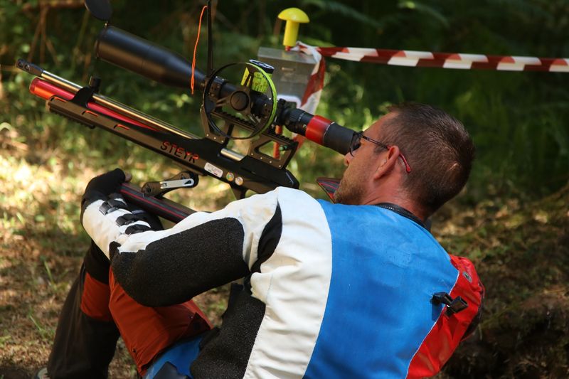 Takmičar gađa metu uzbrdo kroz optiku