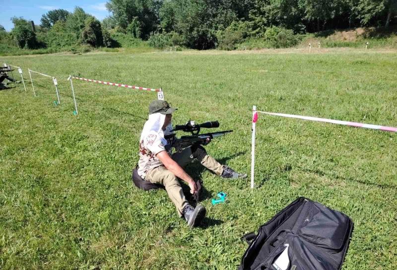 Takmičar gađa iz sedećeg položaja uz traku staze