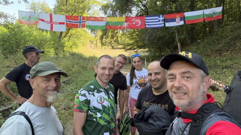 Takmičari ispred zastava zemalja učesnica na stazi