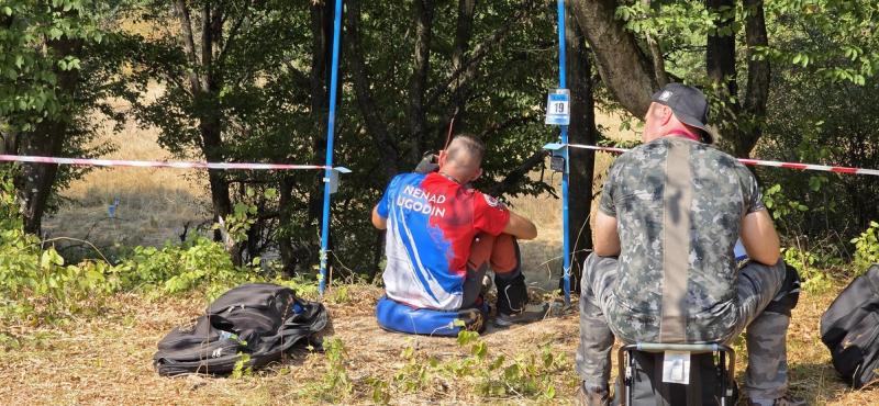 Takmičari čekaju svoj red na lejnu u šumi