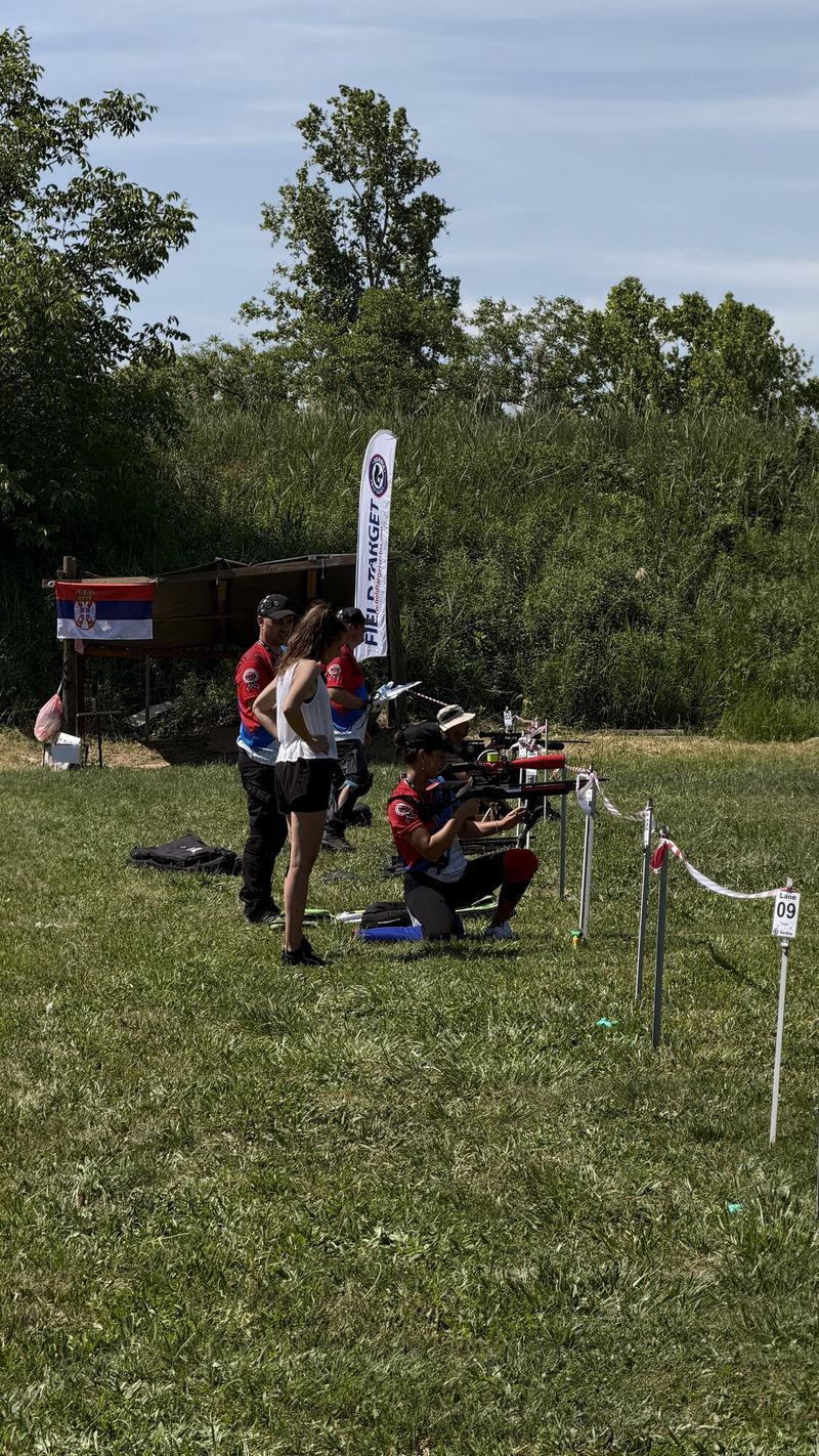 Strelište sa zastavom Srbije i Field Target barjakom