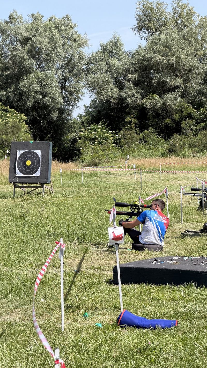 Takmičar na stajalištu, u pozadini meta na stalku