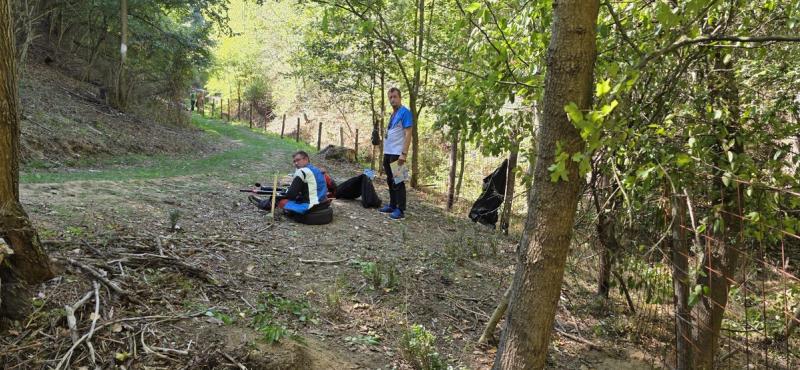 Pogled niz stazu sa takmičarima na stajalištima