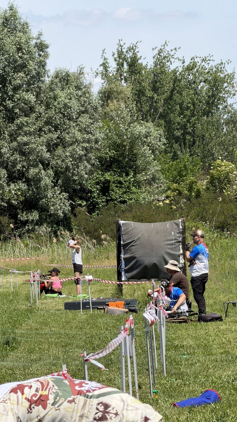 Stajališta uz rub šume, takmičari i meta na stazi
