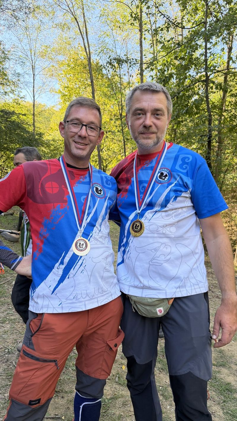 Dva takmičara u dresovima Srbije sa medaljama