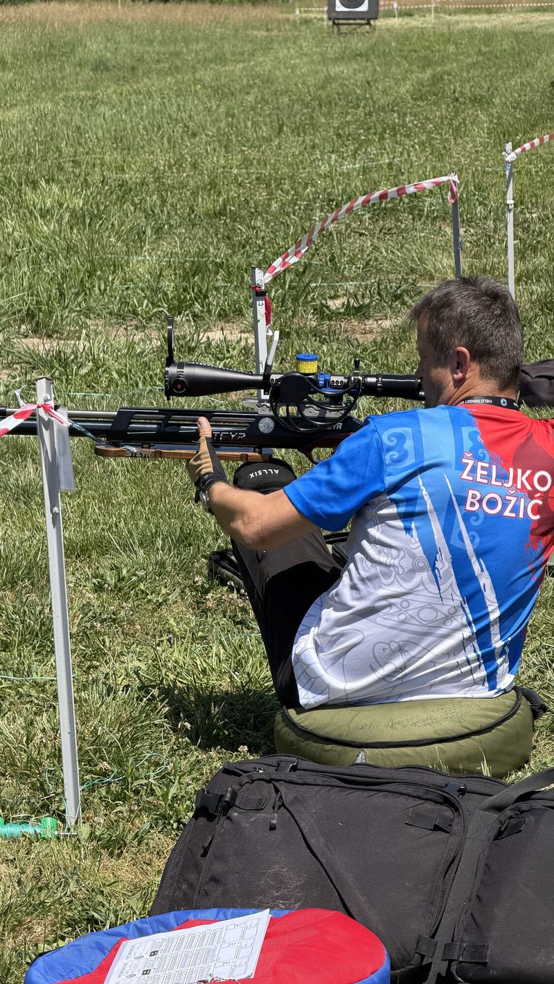 Željko Božić gađa iz sedećeg položaja