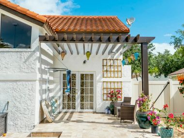 Powder-coated aluminum pergola in Parkland, Broward County, built for South Florida weather